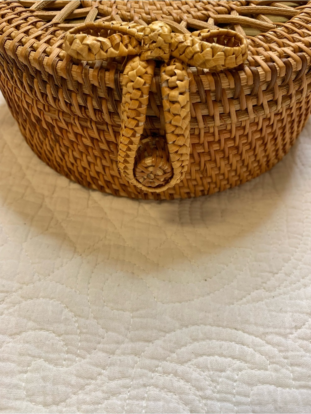 Versona Starburst Round Handcrafted Rattan Crossbody Bag  with Bow Shaped Clasp - Picture 7 of 13